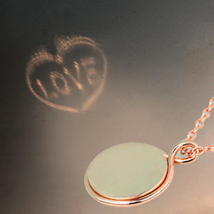 Halskette mit Lichtprojektion „Love“.