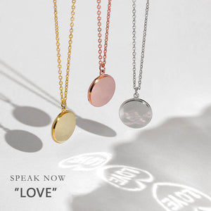 Halskette mit Lichtprojektion „Love“.
