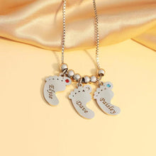 Laden Sie das Bild in den Galerie-Viewer, Personalisierte Babyfüße-Halskette mit Namen für Mama als Muttertagsgeschenk
