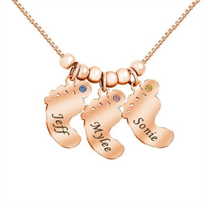 Personalisierte Babyfüße-Halskette mit Namen für Mama als Muttertagsgeschenk