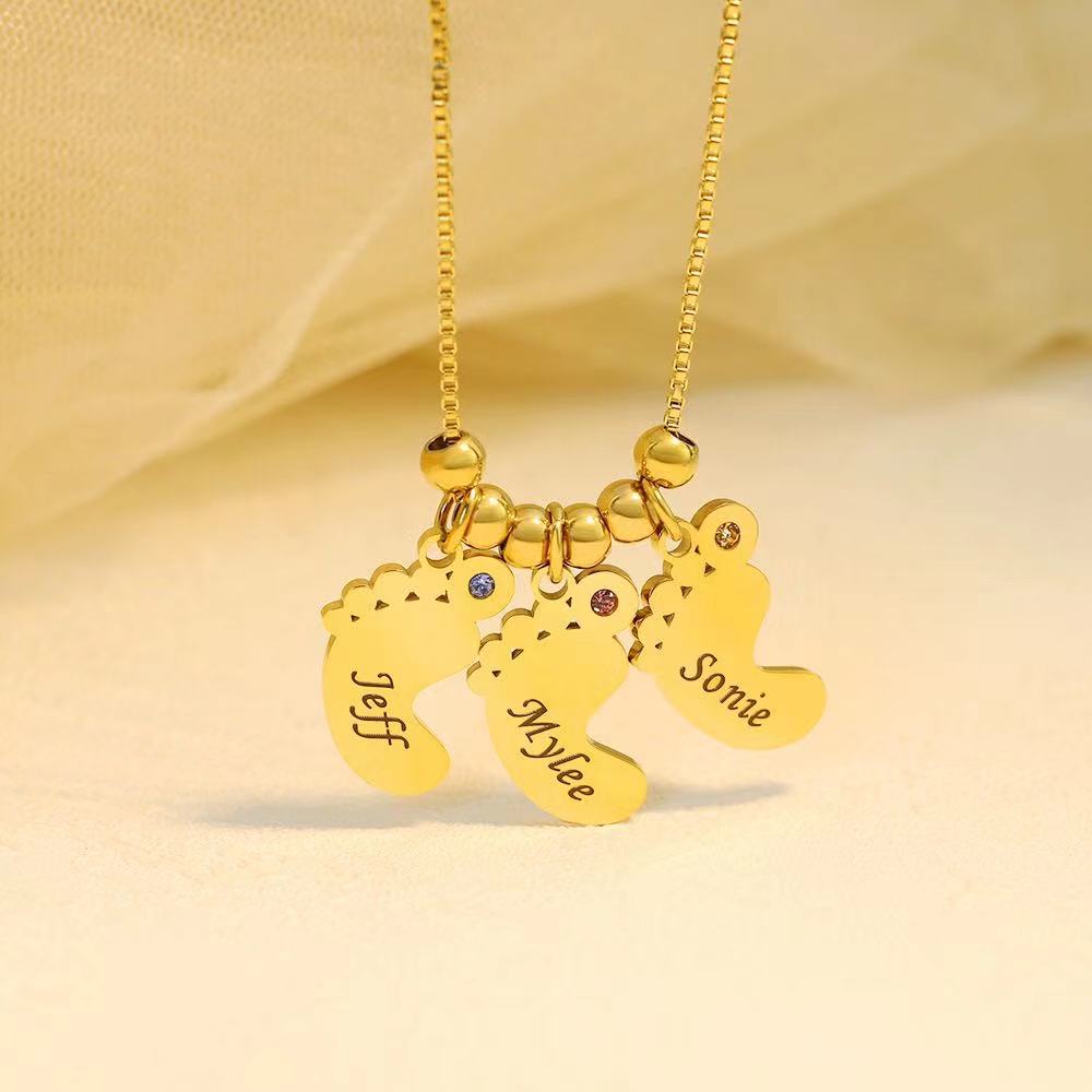 Personalisierte Babyfüße-Halskette mit Namen für Mama als Muttertagsgeschenk