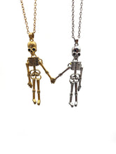Laden Sie das Bild in den Galerie-Viewer, Halten Sie die Hände bis zum toten Halloween-Skelett-Geist-Schädel-Magnet-Halskette
