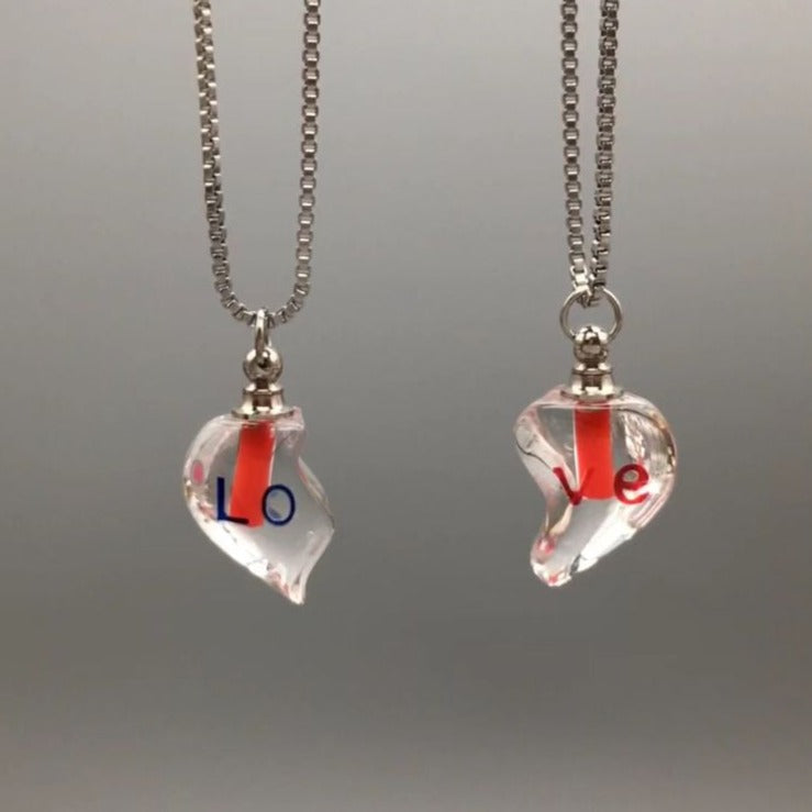 Passende „Love Blood“-Parfümflaschen-Halsketten zum Valentinstag