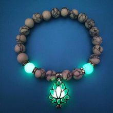 Laden Sie das Bild in den Galerie-Viewer, 8 mm Natursteinperlen, leuchtendes Lotus-Anhänger-Armband
